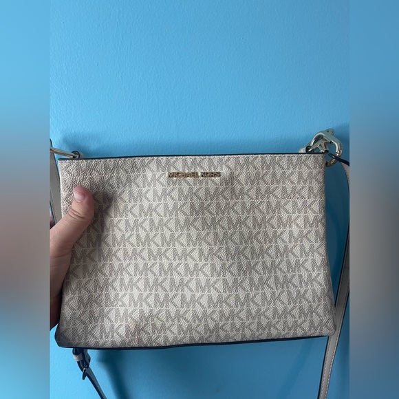 Micheal Kors Crossbody - Picture 2 of 6